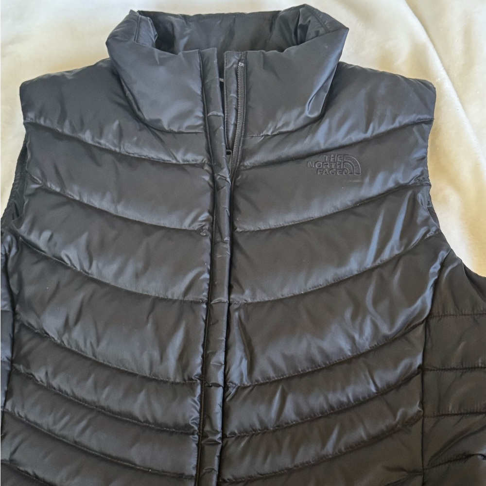 The North Face Women's Charcoal Puffer Vest - Picture 2 of 9